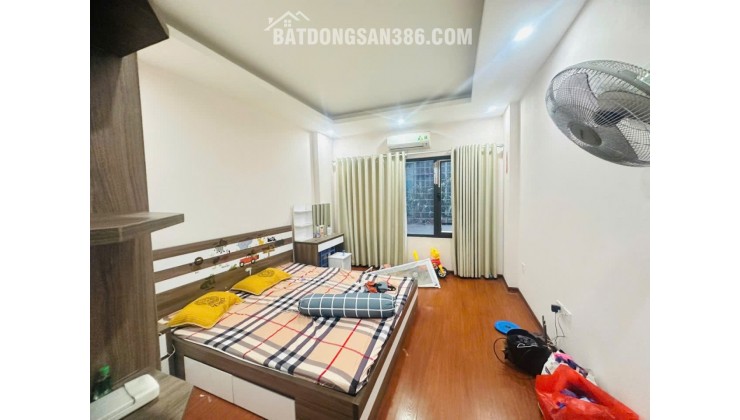 BÁN NHÀ CẦU GIẤY - Ô TÔ VF3 ĐỖ CỬA, 33M - 5 TẦNG ĐẸP, FULL NỘI THẤT, GIÁ 8,3 TỶ